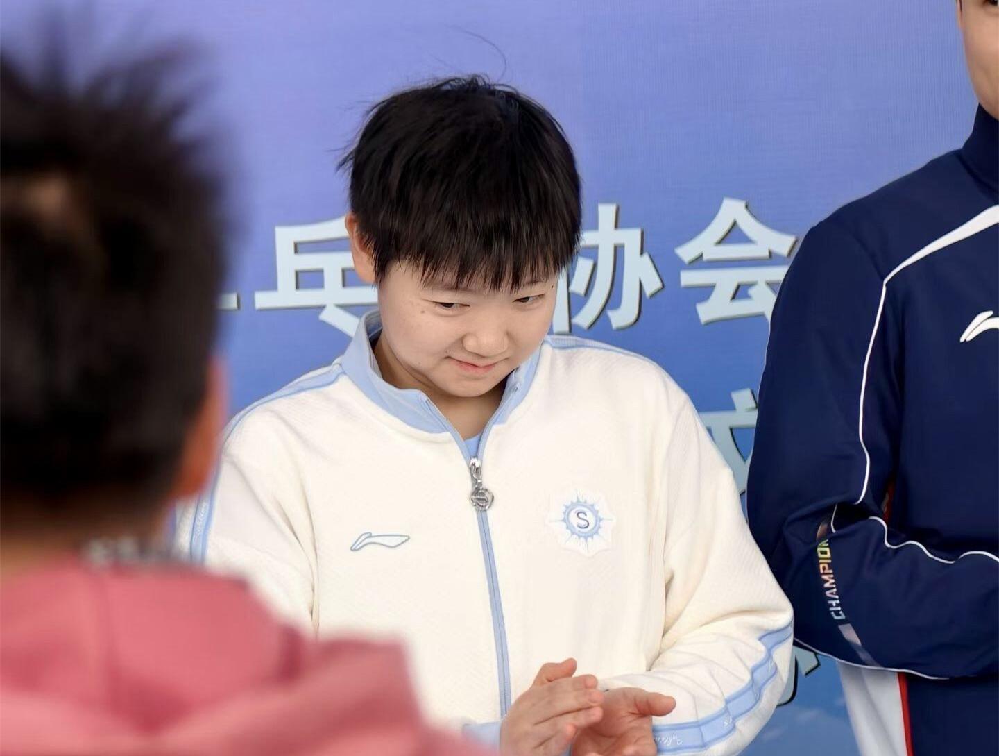 hth集团-国乒亮相剑指亚洲杯！孙颖莎欢乐笑弯腰，王曼昱合影一脸严肃